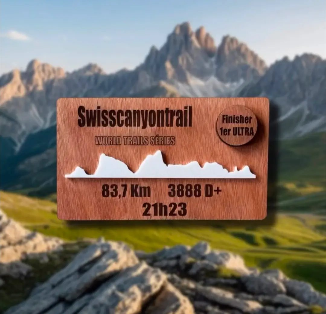 Souvenir My GPX en bois du Swiss Canyon Trail devant les montagnes